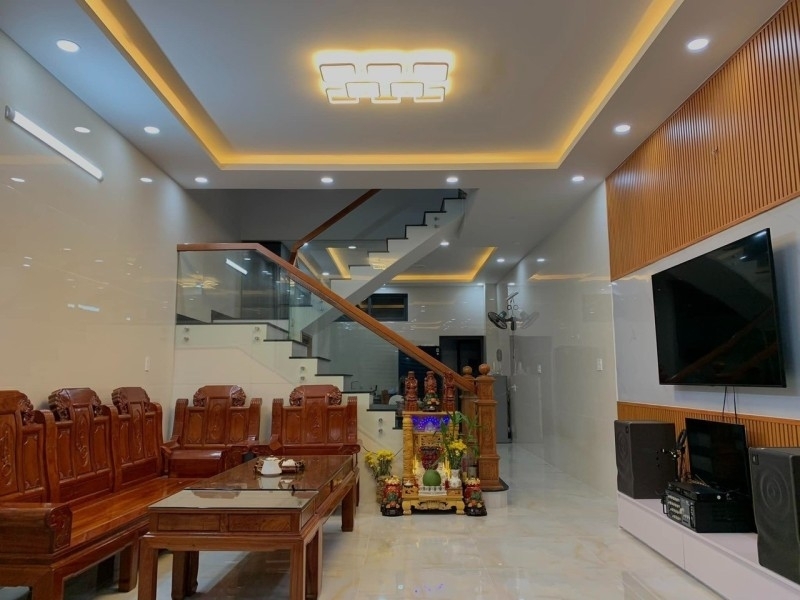 Bán nhà mặt phố Q.9 105m2 4 tầng 6PN 6 WC sổ hồng. Giá chỉ 7.5 tỷ