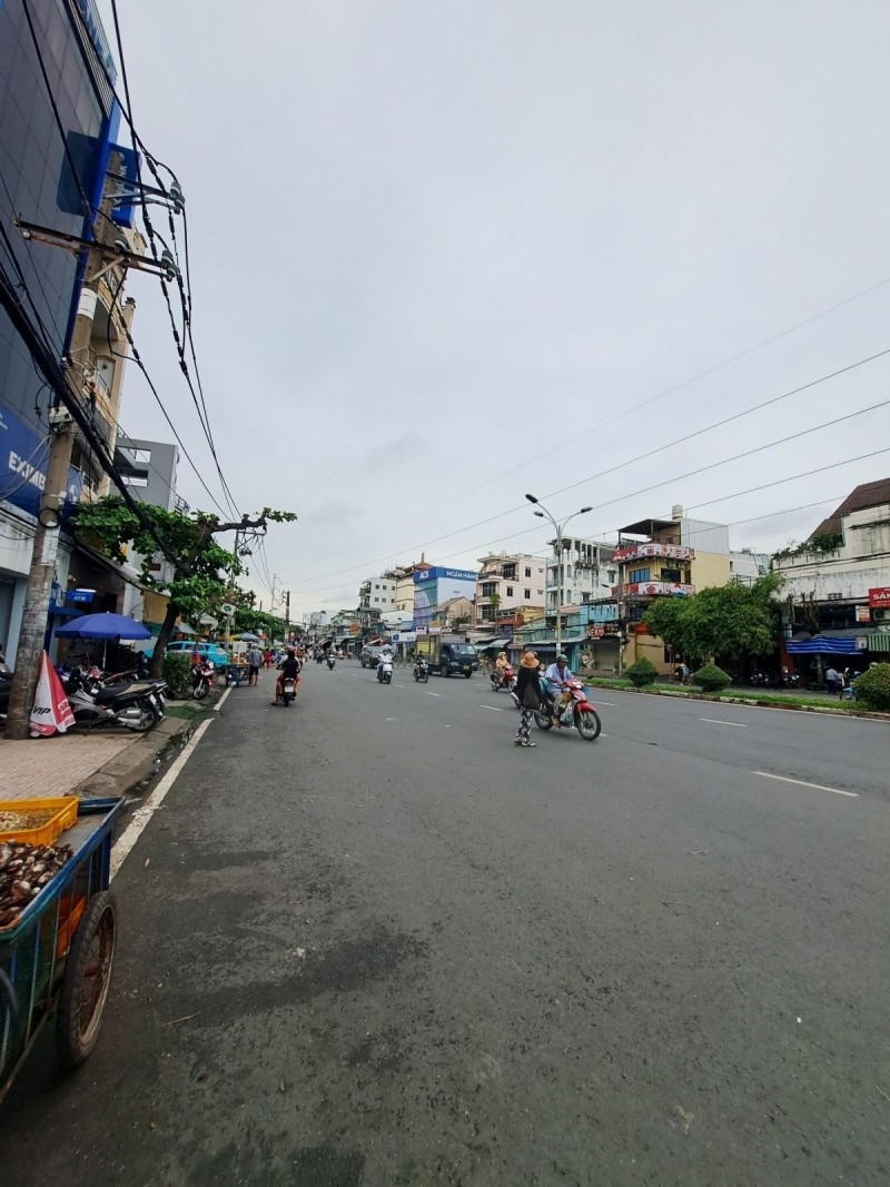 Bán nhà Mặt tiền Bình Tiên giao Minh Phụng Hậu Giang 65x26m 3 Tầng cũ 43 tỷ.