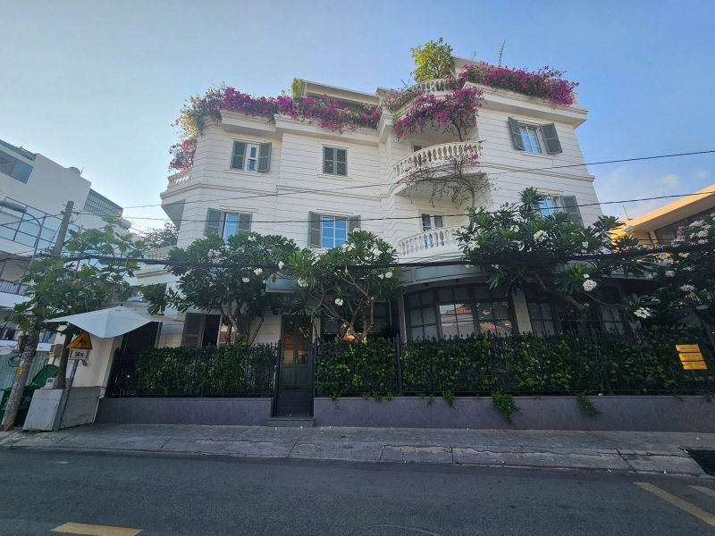 Bán Nhà Mặt Tiền Khan Hiếm Ngang 16,8m, Phường Thảo Điền  16,8x13,7 nhà 3 tầng giá 99 tỷ 