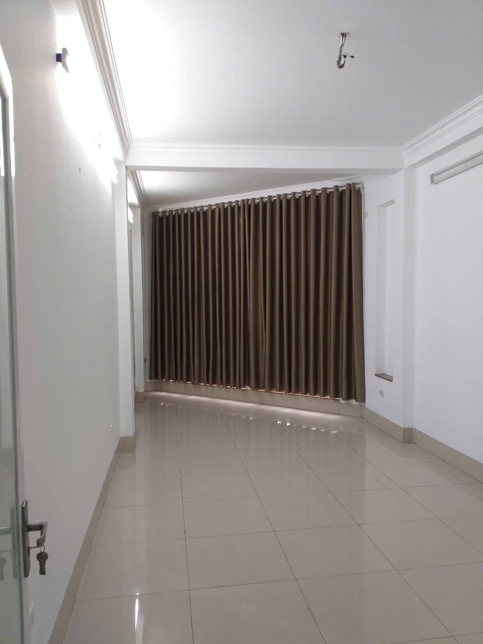 Cần cho thuê nhà mặt tiền ô tô qua lại - Tố Hữu 5.5 tầng - 39m² - mt 5m - 04 phòng - 18tr