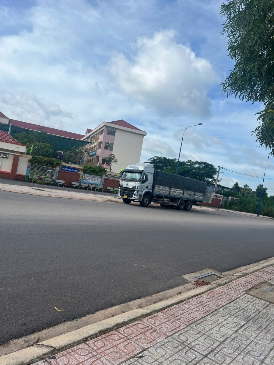 CHÍNH CHỦ CẦN BÁN GẤP 1 ĐẤT MẶT TIỀN VÀ 1 NHÀ THUỘC KHU VỰC TP. HỒ CHÍ MINH