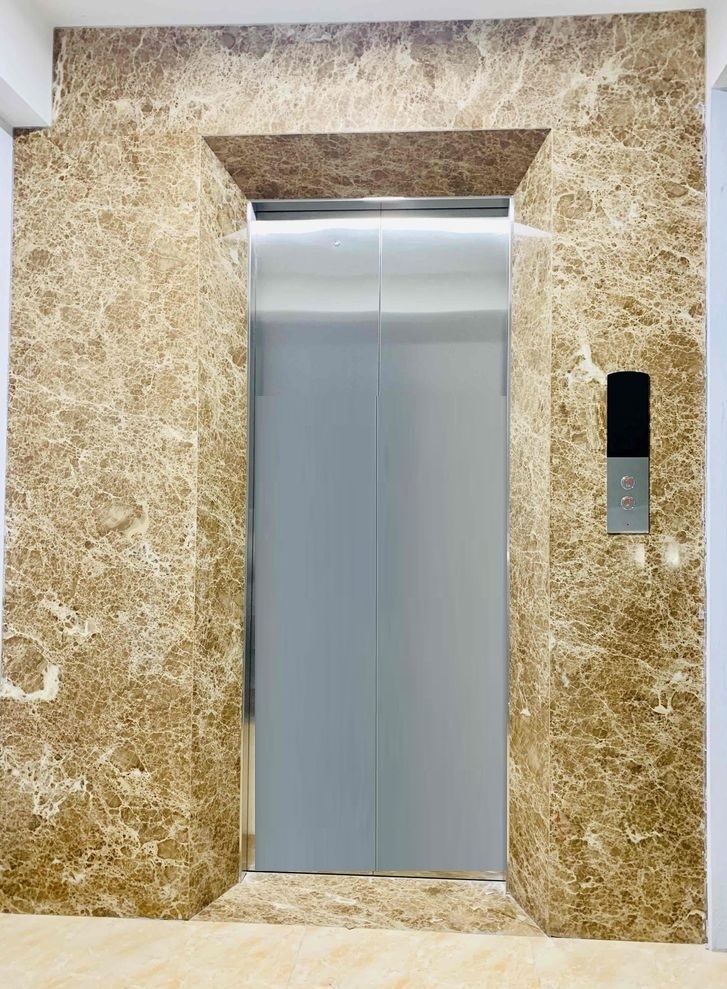 Cho thuê nhà hai cửa đi thang máyvỉa hè 115m2- 5T Chùa Láng_45 Tr