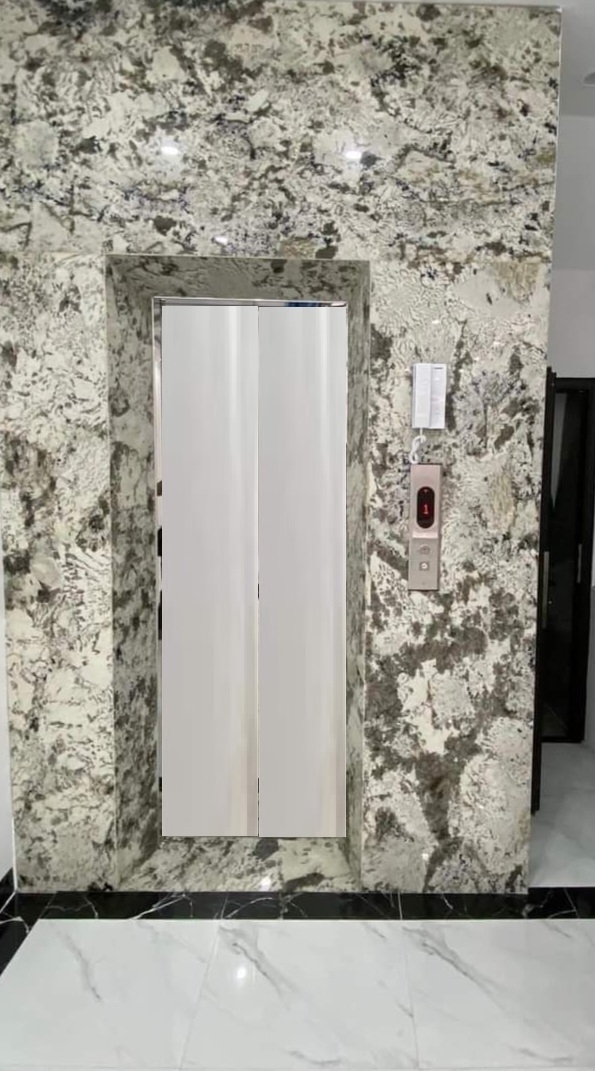 Cho thuê nhà hai cửa đi Trúc Bạch thang máy; vỉa hè 101m2* 4T- 31 Tr