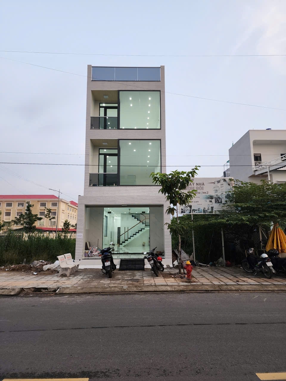 Cho Thuê Nhà Kd Mới 100% 3 Tầng 300m2 7pn- Mặt Tiền Đ.Hoàng Quốc Việt P.An Bình Q.Ninh Kiều