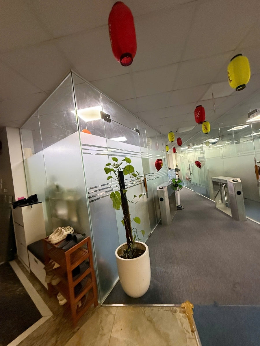 Cho thuê nhà mặt phố Đền Lừ 220m² x 4 tầng có thang máy 33 Triệu làm VP cty