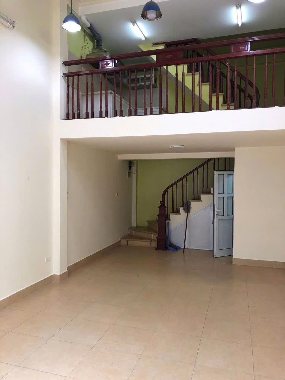 Cho thuê nhà Mặt phố Trung Kính 40m2*5 tầng 4 ngủ 4WC Giá 40 triệu ctl