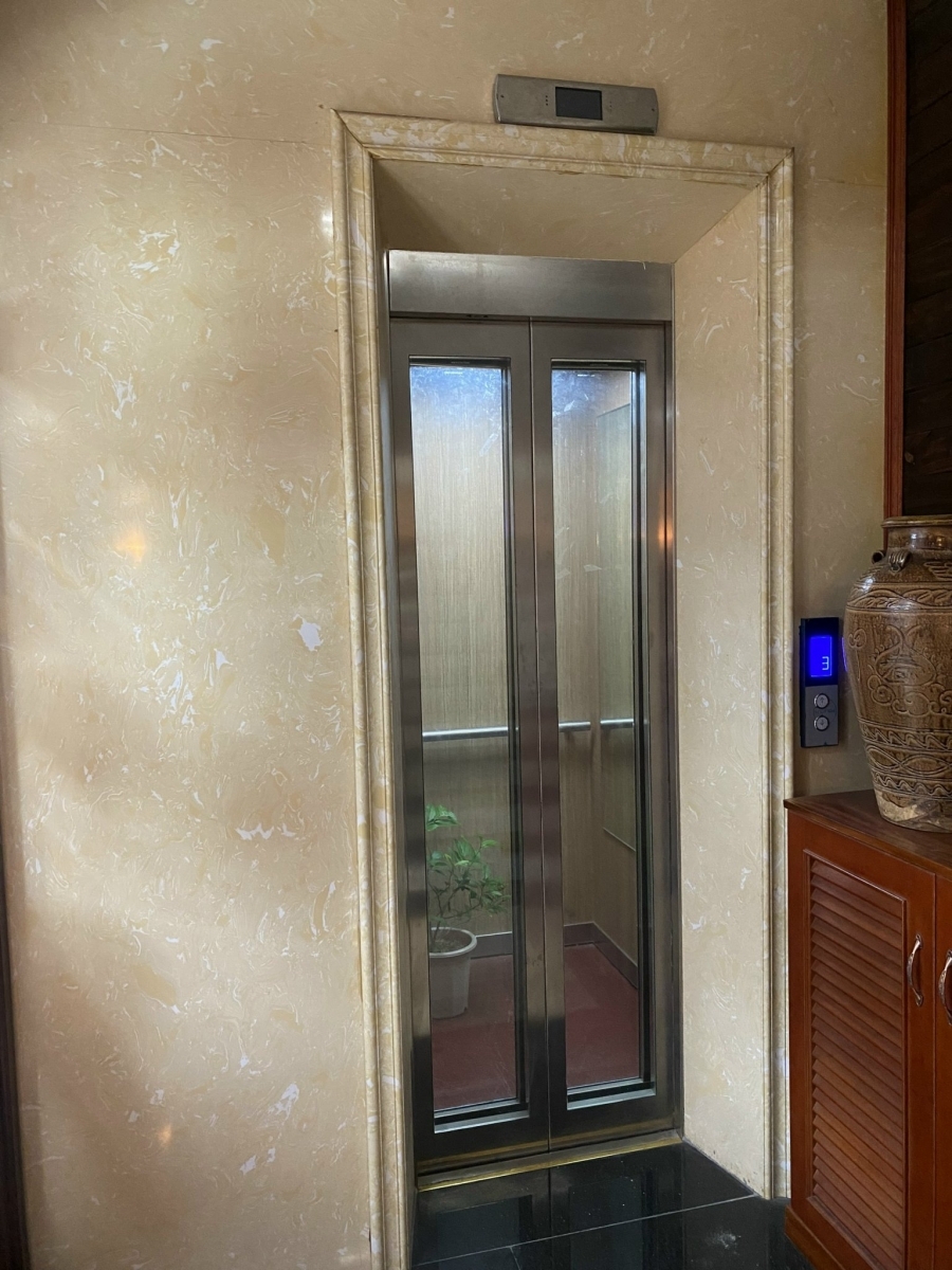 Cho thuê nhà mới Hoàng Quốc Việt thang máy; vỉa hè 125m2* 4T- 50 Tr