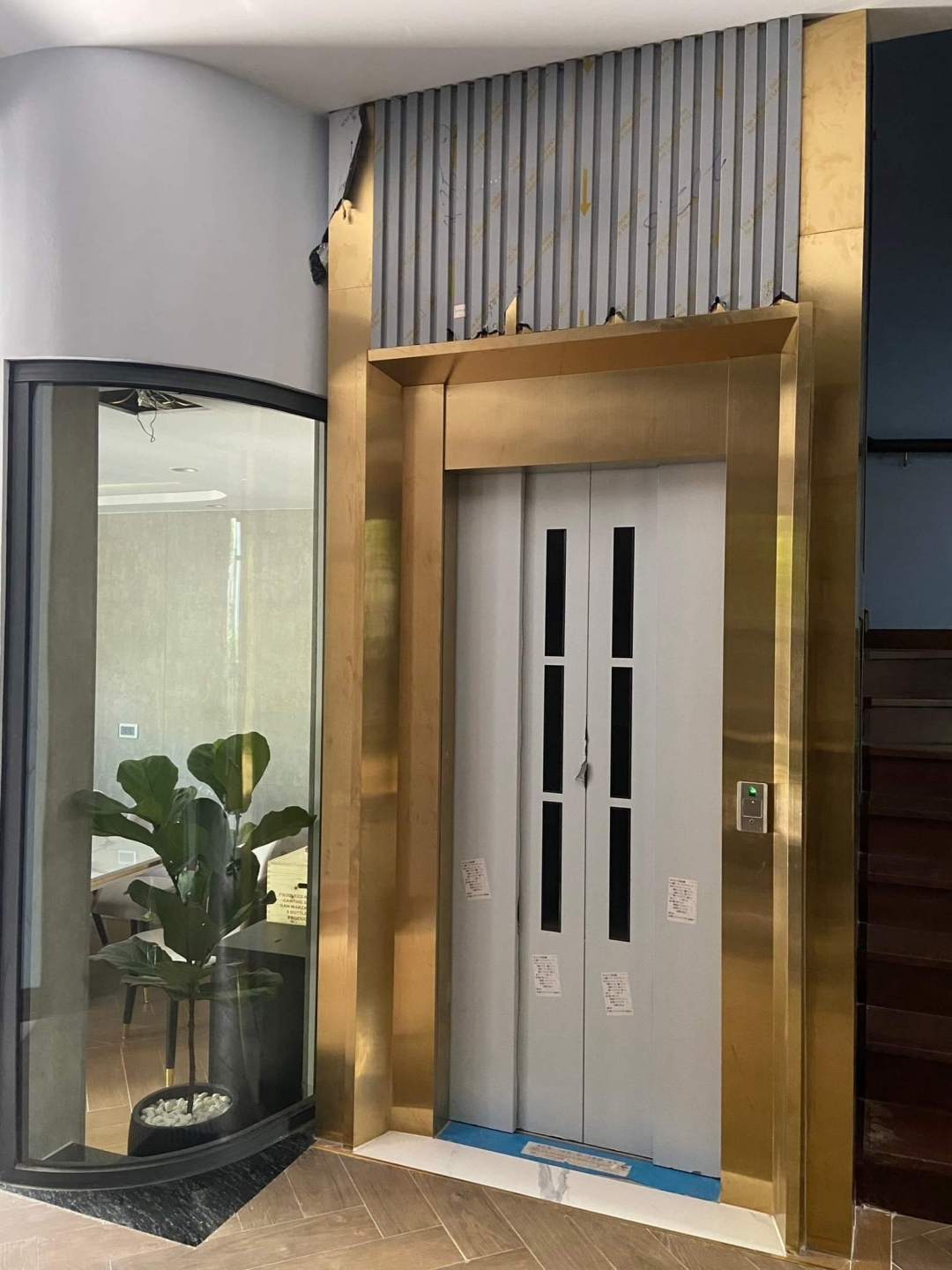Cho thuê nhà mới lô góc thang máyvỉa hè 116m2- 4T Hoàng Quốc Việt_44 Tr