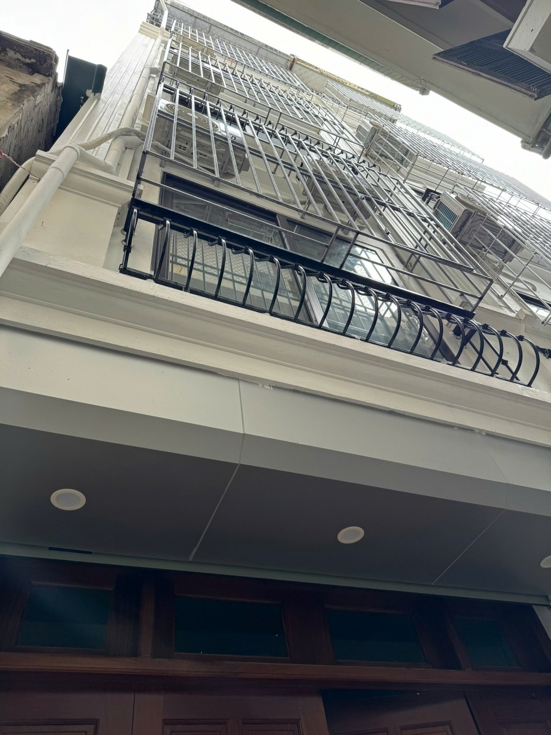Cho thuê nhà ngõ 310 La Thành 6 tầng x 40m2 thang máy KDon VP Spa