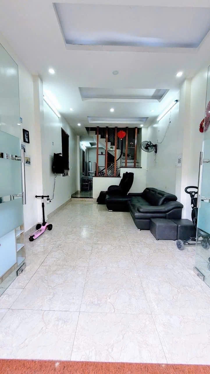 Cho thuê nhà ngõ 553 Giải Phóng 4 tầng x 45m2 5PN 15 Triệu làm văn phòng KD online