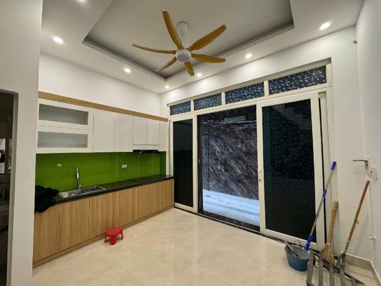 Cho thuê nhà nguyên căn ngõ 43 Chùa Bộc 5 tầng 25m2 3 ngủ k.kín 135 triệu