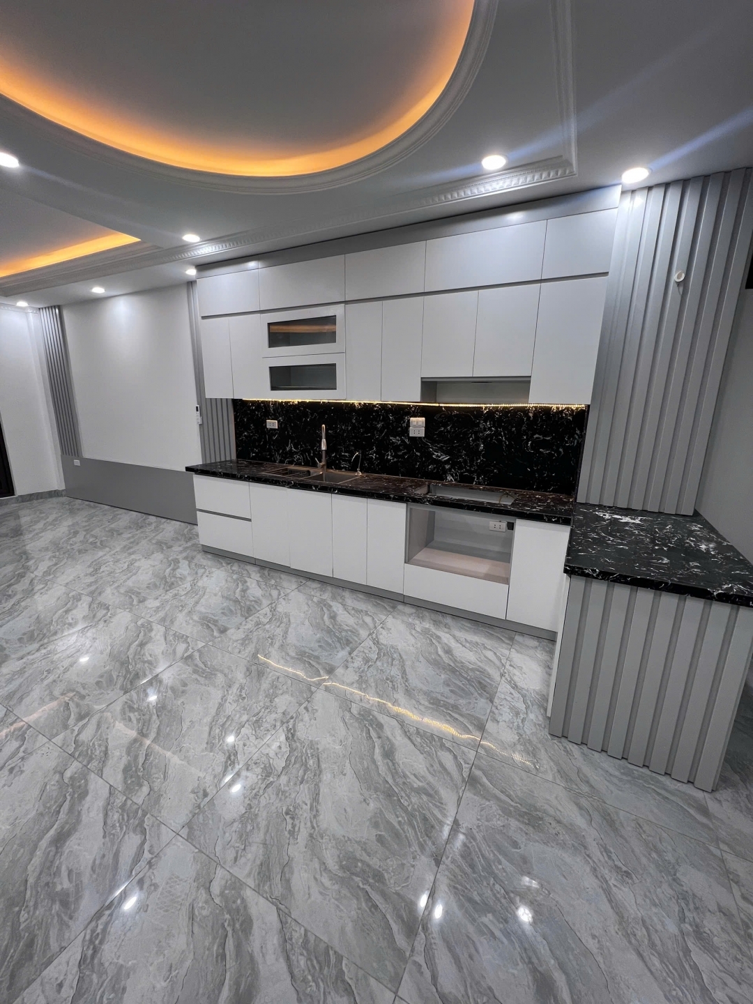 Cho thuê nhà Phố Cù Chính Lan 6 tầng x 45m2 thông sàn