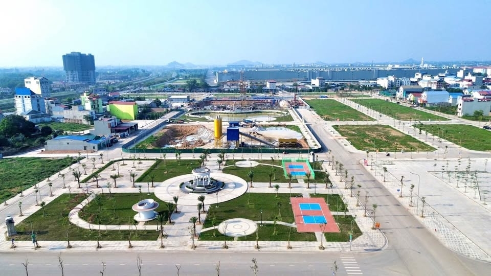 Em Trường CĐT có quỹ đất nền đẹp nhất ngay Sam Sung đối diện 2 tòa chung cư. Quỹ lô đẹp có hạn.