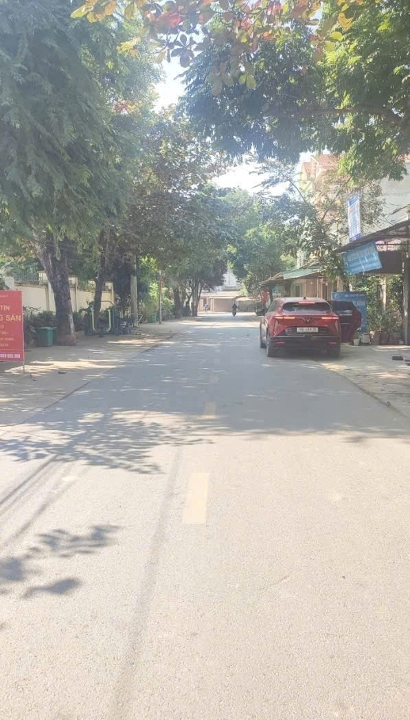 Gia đình bán gấp mảnh đất 204m2 sát ĐH Quốc Gia sổ đỏ sẵn.