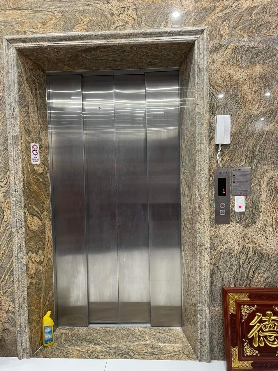 Mình cho thuê nhà lô góc mới Nam Trung Yên; vỉa hè 97m2* 5T- 31 Tr