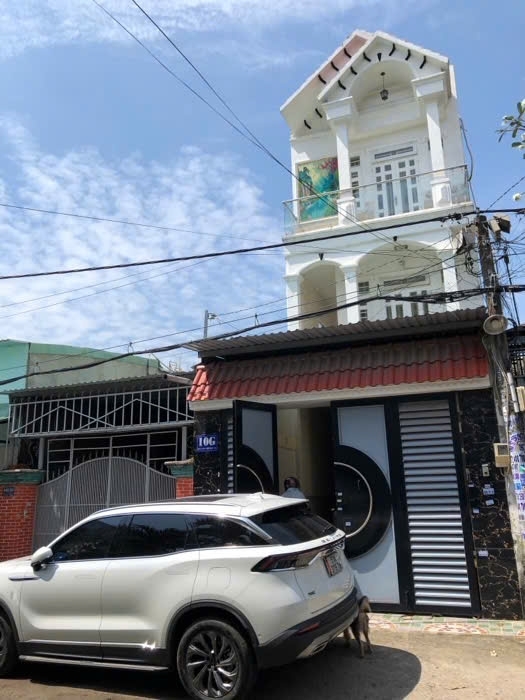 NHÀ 3 TẦNG (4.5 x 25) NỞ HẬU ĐẸP HẺM XE HƠI THÔNG HIỆP THÀNH 17 Q12