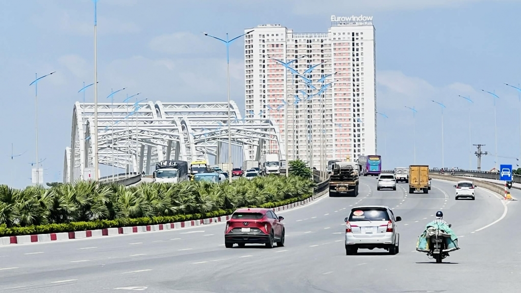 nhà lô góc mặt phố Long Biên 100m mặt tiền 7.3m ôtô 2 chiều