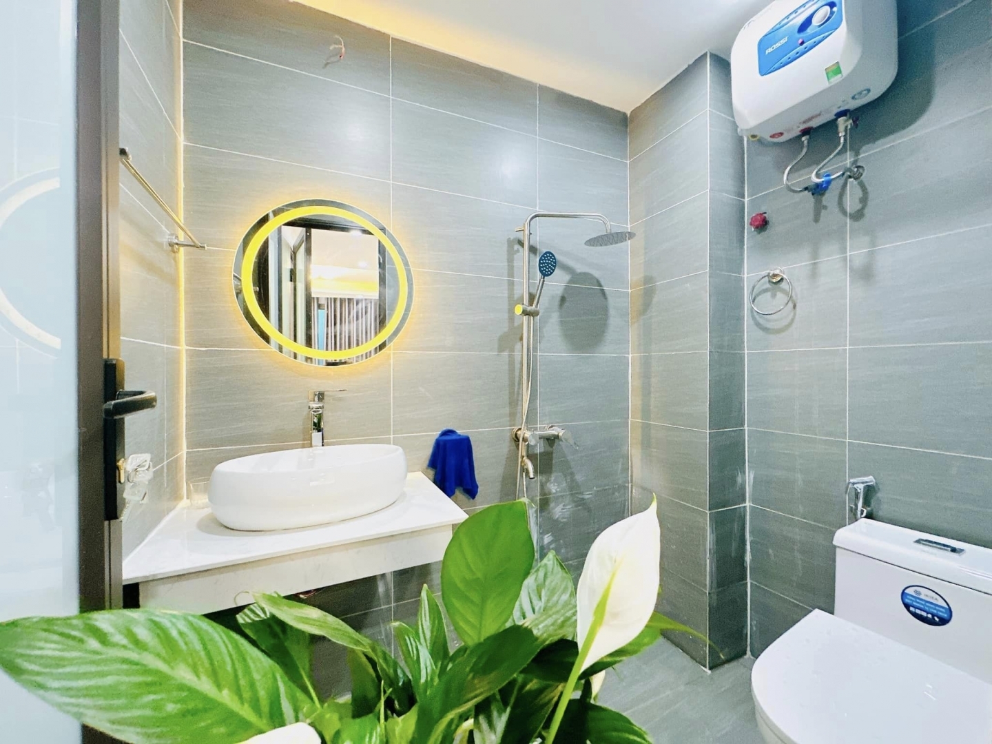 Tôi cho thuê nhà mới hai cửa đi Hoàng Văn Thái 96m2x 5T vỉa hè 29 Tr